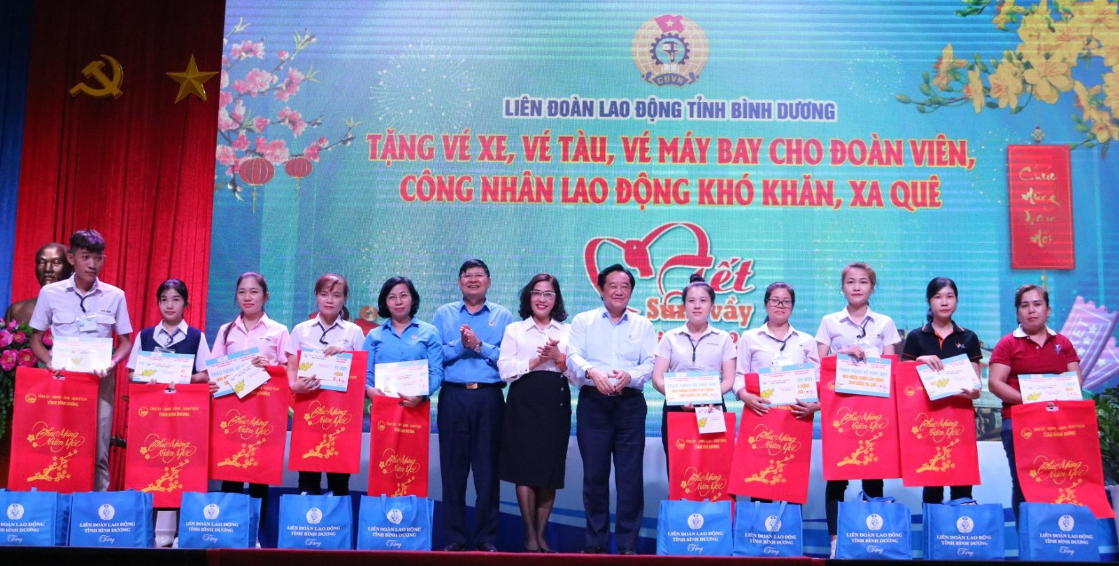 Đồng chí Nguyễn Hoàng Thao, Phó Bí thư Thường trực Tỉnh ủy Bình Dương trao học bổng cho con em người lao động khó khăn.
